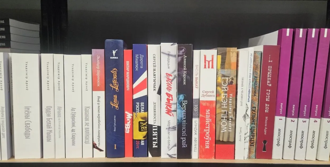 У новай кнігарні можна знайсці шмат выданняў беларускамоўнай літаратуры
