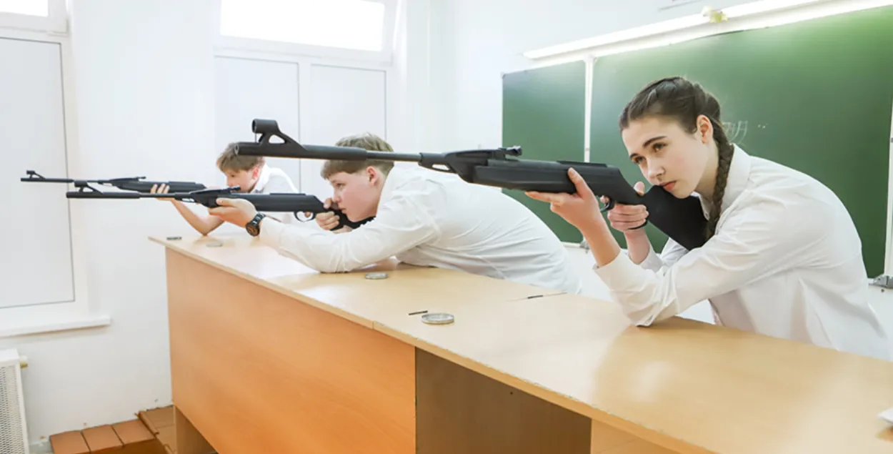 Школьнікі са зброяй
