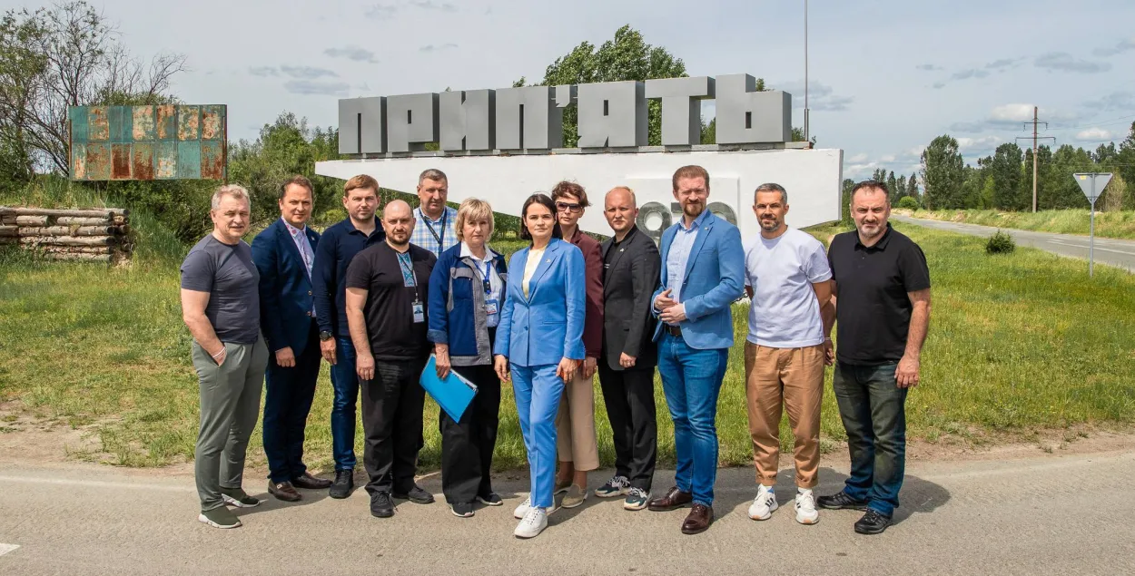 Саша Філіпенка (другі справа) у дэлегацыі Ціханоўскай
