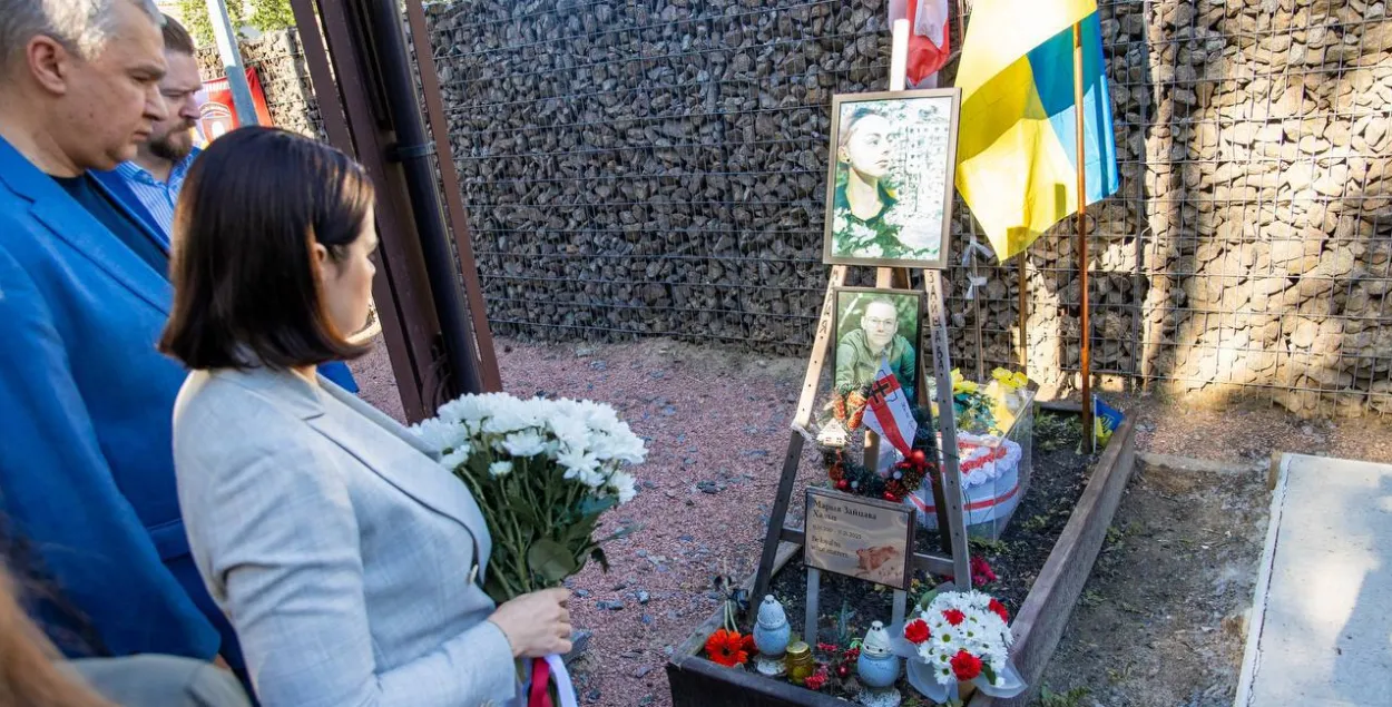 Sviatlana Tsikhanouskaya near the grave of Belarusian volunteer&nbsp;Maria Zaitseva
