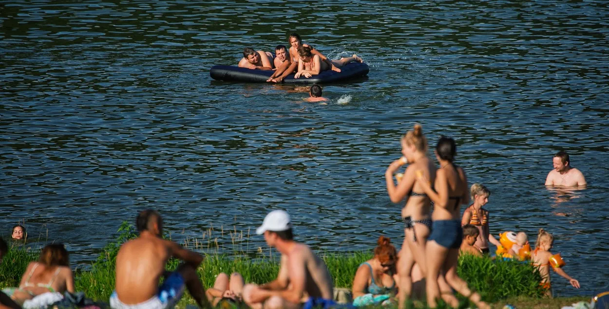На всех объектах проверено дно, отсутствуют сильные течения, имеются раздевалки и санузлы
