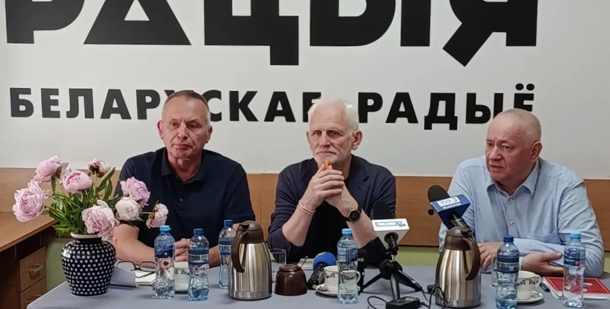 Алесь Беляцкий (в центре) на пресс-конференции в Белостоке
