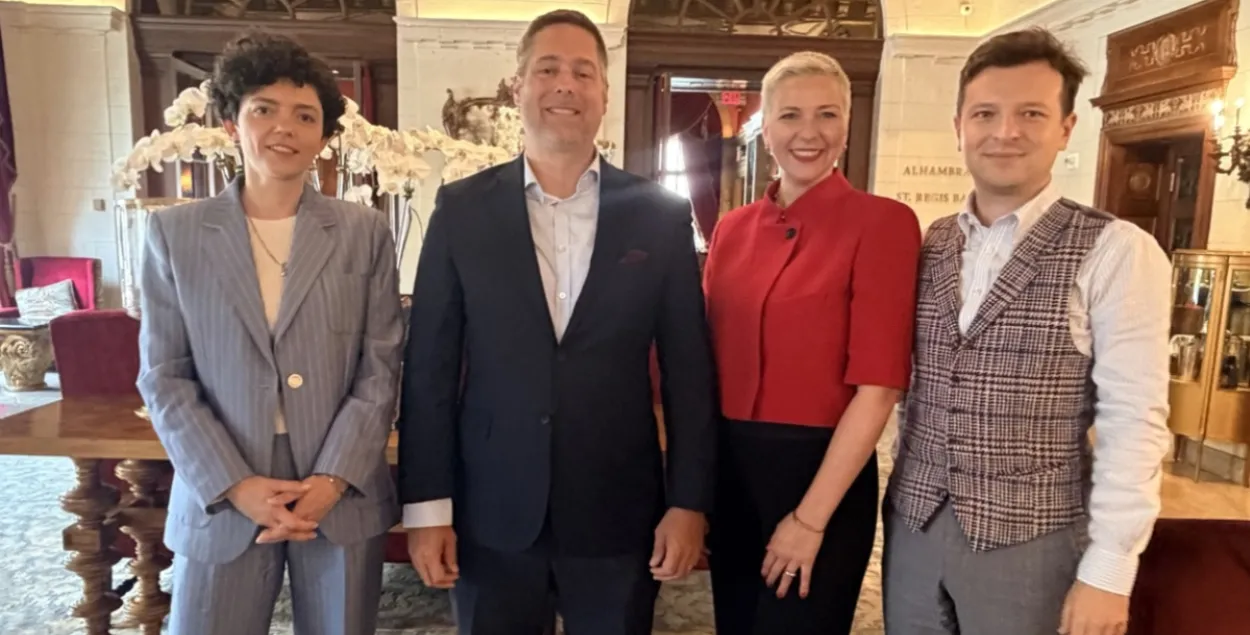 Намеснік памочніка дзяржсакратара ЗША Крыс Сміт (у цэнтры) з Марыяй Калеснікавай, Таццянай Хоміч і Антонам Раднянковым&nbsp;
