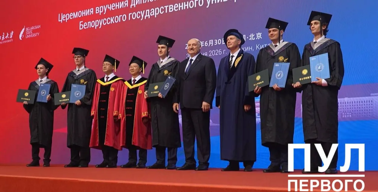 Мікалай і Аляксандр Лукашэнкі (у цэнтры)
