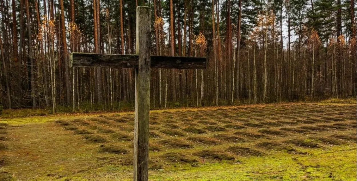 Могілкі каля Хадасовічаў выглядаюць цяпер так
