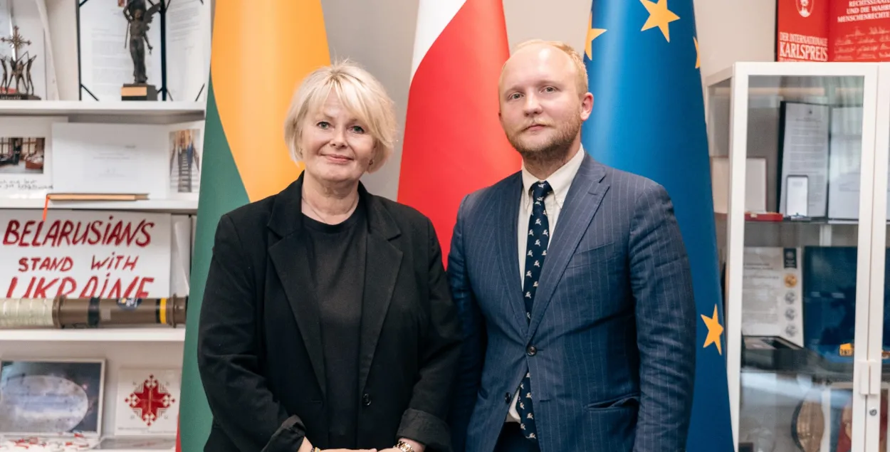 Дзяніс Кучынскі і кіраўніца Міжнароднага гуманітарнага фонду Берыт Ліндэман
