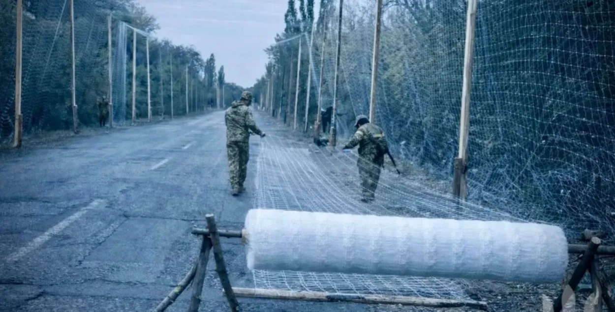 Вайскоўцы ставяць антыдронавыя сеткі, ілюстрацыйнае фота
