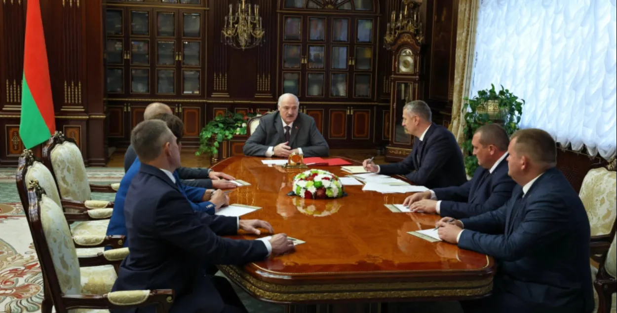 Лукашенко на совещании
