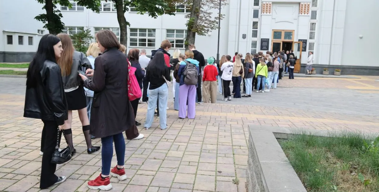 Чарга ў прыёмную камісію
