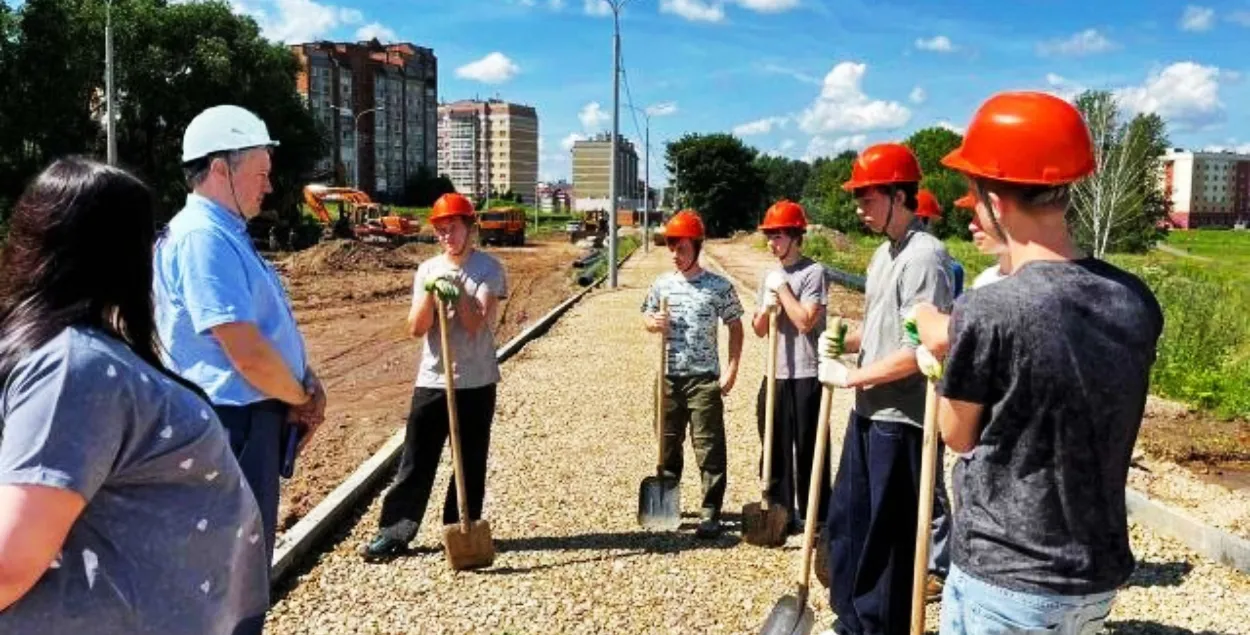 Віцебскія студэнты на будоўлі
