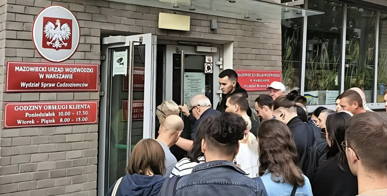 Очередь возле вход Управления дел иностранцев Варшавы&nbsp;
