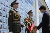 Джасцін Трудо ускладае кветкі да сцяны памяці ў Міхайлаўскім Златоверхом манастыры / t.me/uniannet
