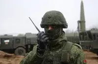 Беларускі вайсковец на фоне комплексу "Іскандэр-М", які можа быць носьбітам ядзернай зброі / Міністэрства абароны
