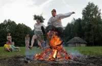 Традыцыйныя скачкі праз вогнішча&nbsp;/ Reuters