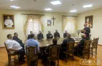 Мітрапаліт Мінска-Магілёўскі арцыбіскуп Юзаф Станеўскі агучвае рашэнні / catholic.by
