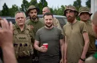 Уладзімір Зяленскі і байцы, якія прайшлі Бахмут / president.gov.ua
