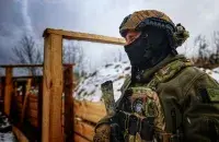 На мяжы ўсталявалі банер, на якім напісана: “Акупантам не месца на ўкраінскай зямлі”. Але стэлу добрасуседства пакуль не знеслі / Ровенская тэрабарона

