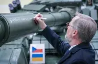Чэшскі прэм'ер падпісаў танк / https://twitter.com/P_Fiala
