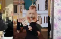 Адна з дзяўчат падпальвае абраз / t.me/skgovby

