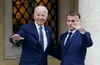 Джо Байдэн і Эманюэль Макрон / Associated Press
