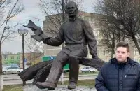 Мікіта Бруй каля помніка Якубу Коласу / spring96.org
