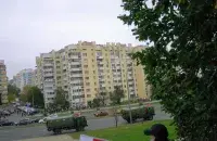 Машыны з сілавікамі на фоне жылога квартала ў цэнтры Мінска / Еўрарадыё
