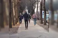 "Угроза" состояла в том, что мужчины шли в сторону силовика / скриншот видео