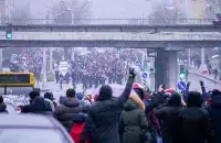 Дзве калоны пратэстоўцаў&nbsp;вітаюць адна адну на Маршы суседзяў у Мінску 29 лістапада 2020 года /&nbsp;@natbelographic