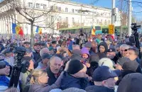 Паліцыя стрымлівае пратэстоўцаў, якія спрабуюць прарвацца да будынка ўрада Малдовы /&nbsp;NewsMaker

&nbsp;
