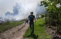 Дым пасля бамбардзіроўкі ў Бахмуце за спіной журналіста / Bulent Kilic,&nbsp;AFP
