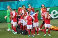 Футбалісты і лекары каля Эрыксена / Reuters