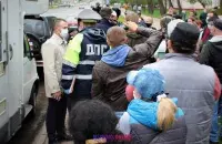 Супрацоўнік ДАІ і пратэстоўцы / " Магілёўская вясна"