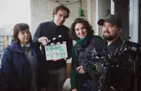 Мара Тамковіч (у цэнтры) з калегамі падчас здымак фільма "Na żywo" / facebook.com/wajdaschool
