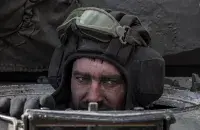 Украінскі вайсковец унутры расейскага танка, захопленага пасля бою з расейскімі войскамі ў сяле Лук'янаўка пад Кіевам / REUTERS / Marko Djurica​