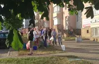 Людзі чакаюць падвозу вады ў Сухараве ў Мінску, чэрвень 2020-га / З архіву Еўрарадыё​
