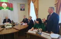 Ігар Сергеенка (злева) на нарадзе з чыноўнікамі на Віцебшчыне
