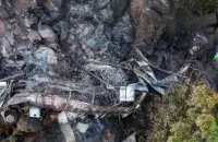 Аўтобус пасля падзення загарэўся
