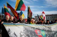 Бел-чырвона-белы сцяг на шэсці ў Вільні
