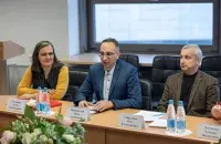 Ілля Вішнеўскі (у цэнтры)

