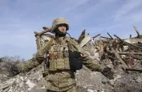Украінскія вёскі і гарады на лініі фронту ляжаць у руінах
