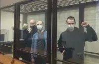 Анархісты Дзмітрый Дубоўскі, Ігар Аліневіч,&nbsp;Дзмітрый Рэзановіч і Сяргей Раманаў у судзе.
