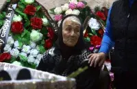 Алена Міронаўна Ашурак на развітанні з сынам
