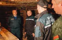 Старшыня Гомельскага аблвыканкама Іван Крупко (злева) ў бліндажы

