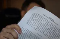 Раман Пратасевіч паказвае рашэнне суда
