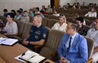Удзельнікі нарады слухаюць вынікі сацапытання
