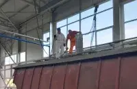 Мытнікі выкарысталі спецыяльныя касцюмы, у якіх капалі цэмент
