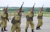 Вайскоўцы з аўтаматамі, ілюстрацыйнае фота
