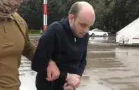 Рико Кригер во время посадки в самолет в Москве
