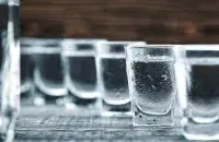 Беларус падрабляў гарэлку прама ў сваім гаражы
