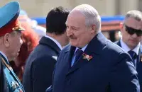 Аляксей Ляшкевіч (справа) з георгіеўскай стужкай. Масква, 9 траўня 2023-га
